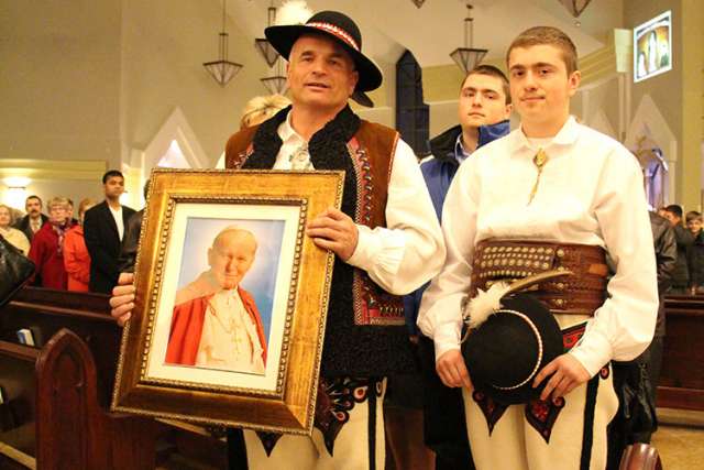 Brampton church attracts early risers for canonizations