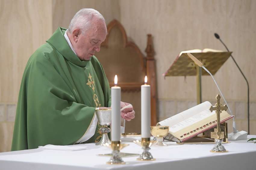 Christians, like water, become stagnant if not moving, Pope Francis says