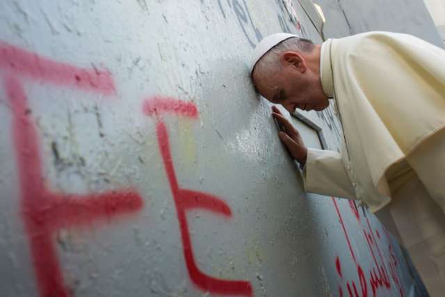 Pope Francis’ prayer at security wall a ‘slap in the face,’ says B’nai Brith
