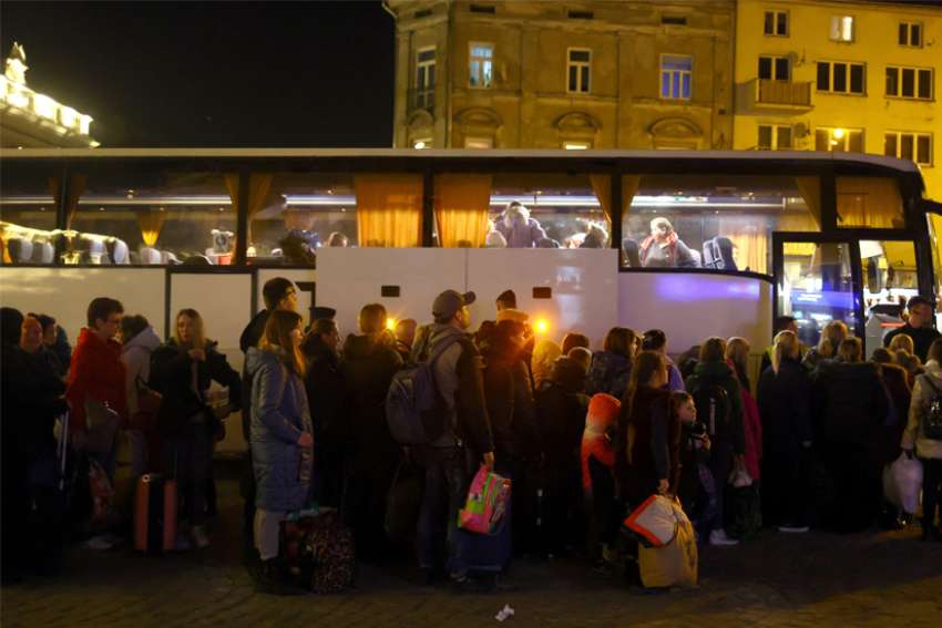 Polish archbishop updates Pope Francis on aid to Ukraine refugees